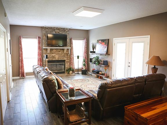 2nd image of 1501 Randall Park Dr