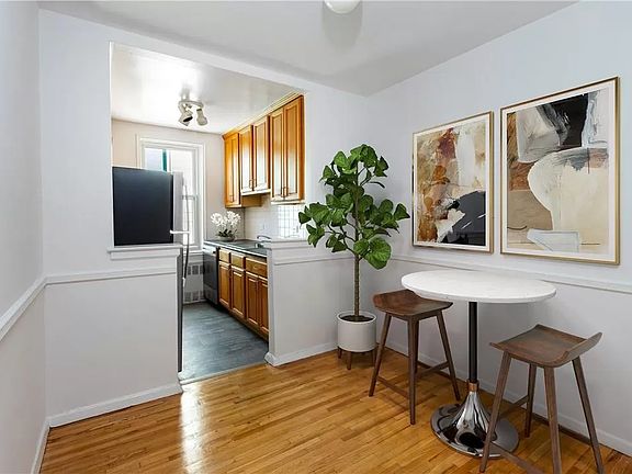 4th image of 3210 Arlington Ave APT 6J