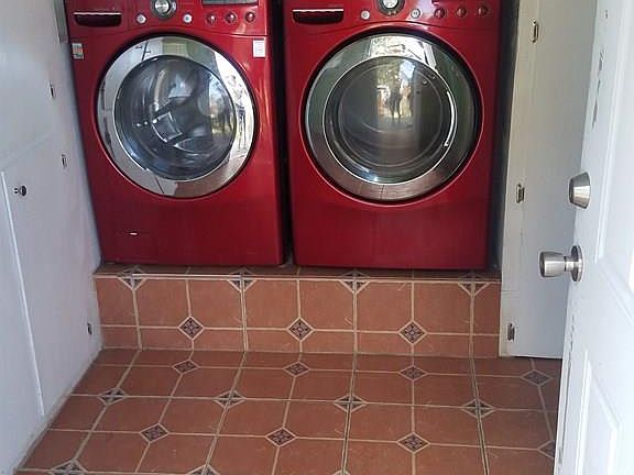 5th image of 907 E 8th St