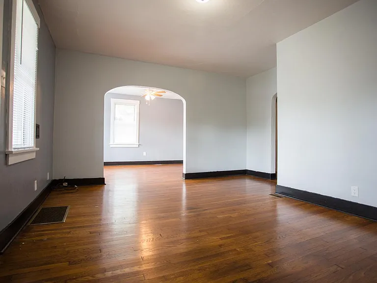 2425 Saranac Ave — Photo 7