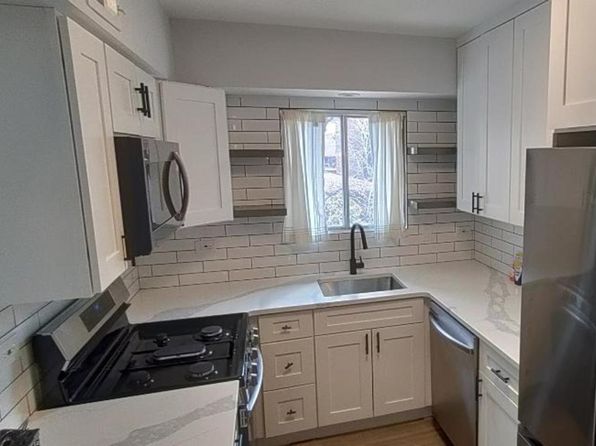 55 W 64th St APT 202, Westmont, IL 60559