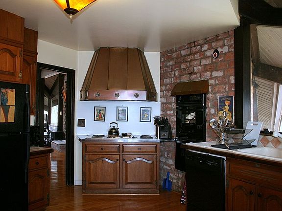 Spacious Sun Filled Kitchen