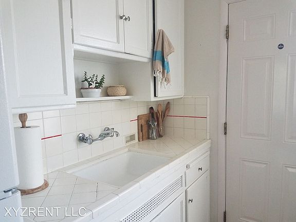 3rd image of 1136 Pico Blvd APT B