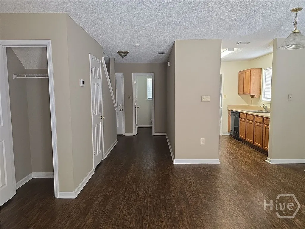 2 bed, 1.5 bath, 1240 sqft, $1,500 — Photo 2
