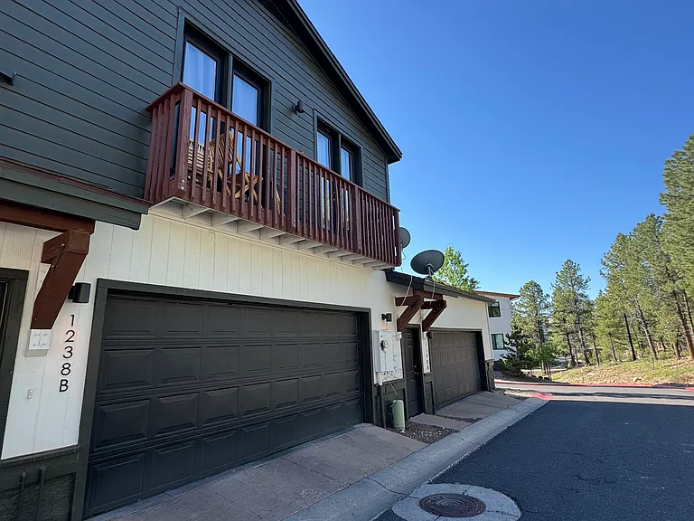 1238 E Jen Dr — Photo 2