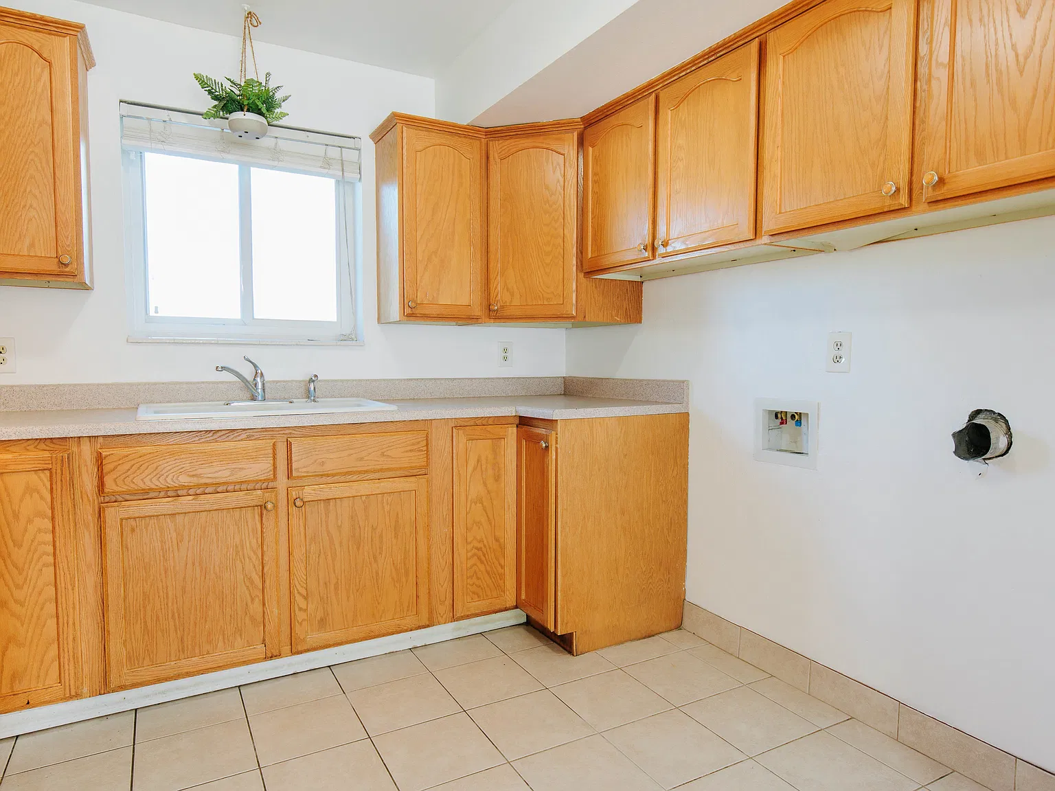 3 bed, 1.5 bath, 1290 sqft, $1,700 — Photo 2