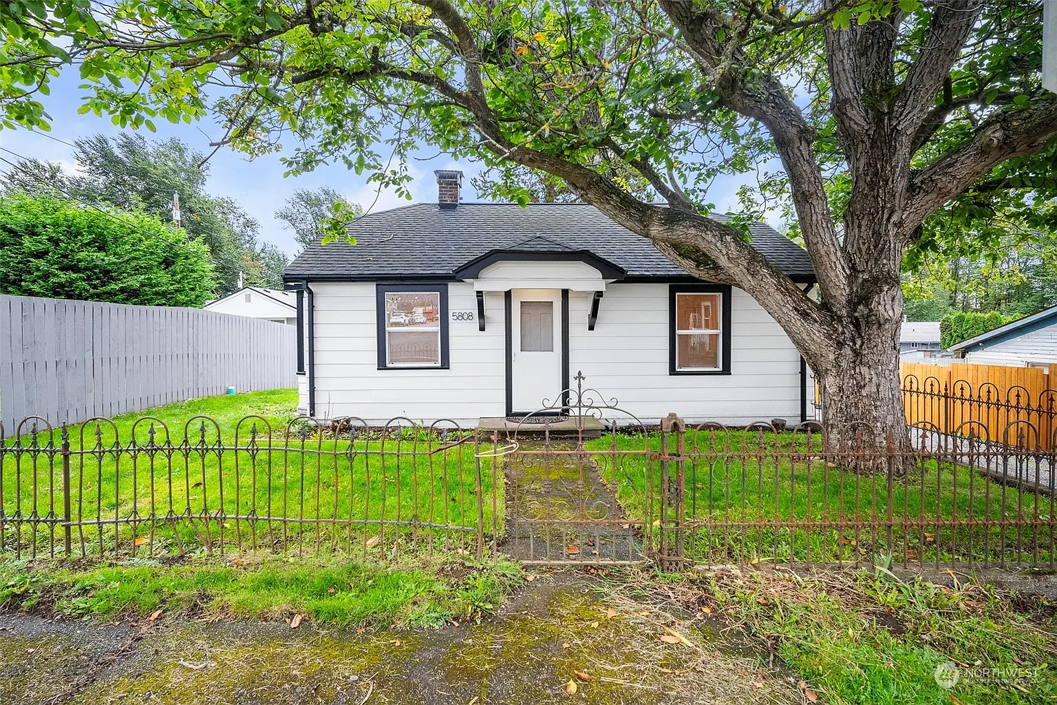 5808 Cedar photo 1