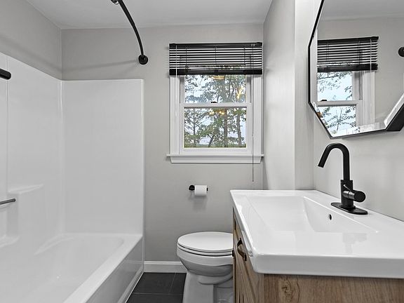 Second Floor Full Bathroom