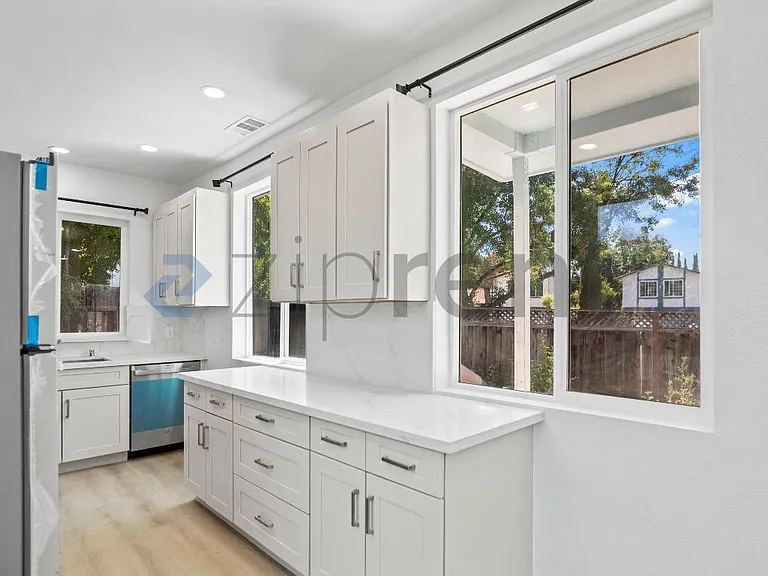 640 Plomosa Ct #B — Photo 13