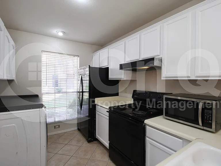 1961 N Hartford St #1049 — Photo 5