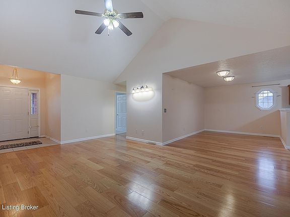 4th image of 149 W Woodlake Cir
