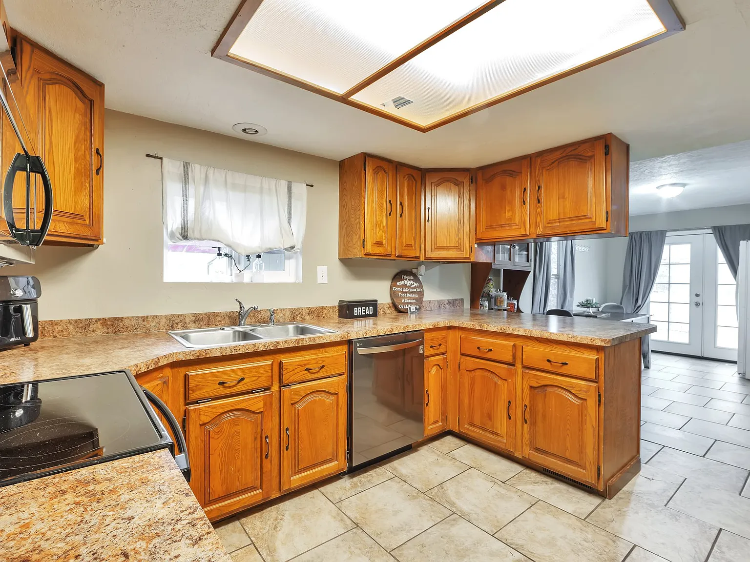 4 bed, 1866 sqft, $2,350 — Photo 3