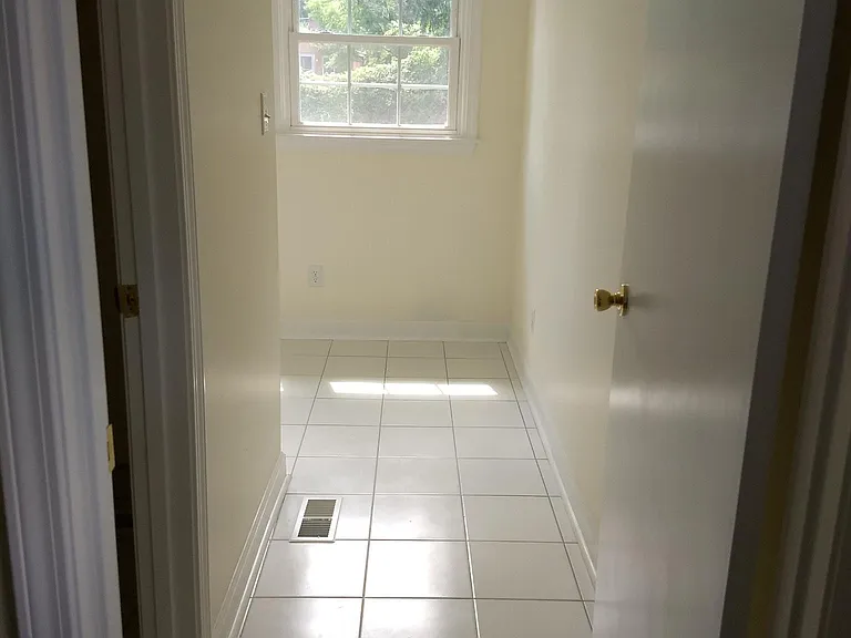 1112 Ardmore Dr — Photo 2