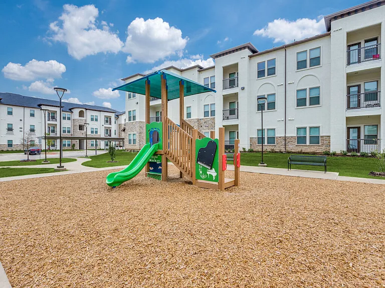 2350 E Berry St — Photo 30