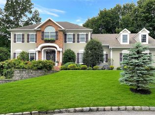 10 Ada Ln, Setauket, NY 11733