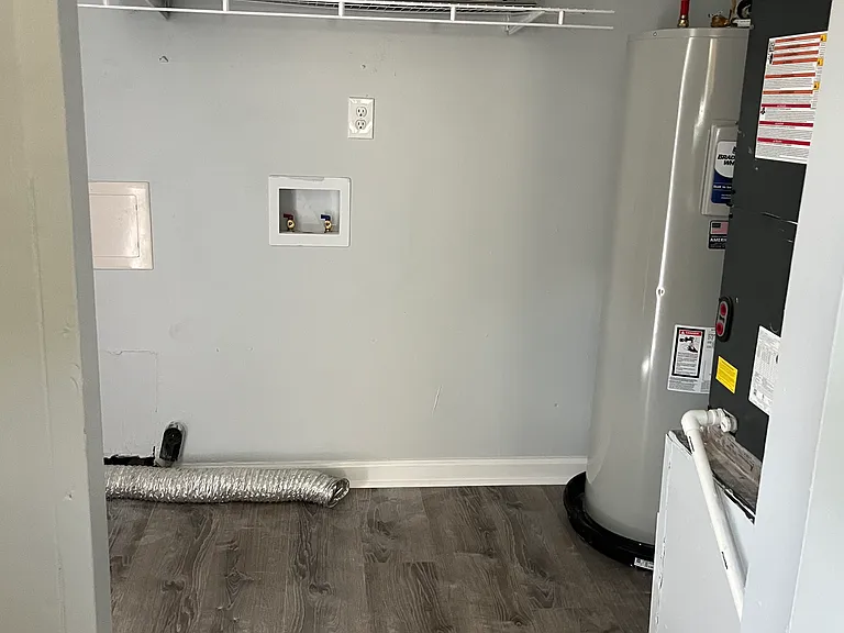 2526 Dexter St E — Photo 3
