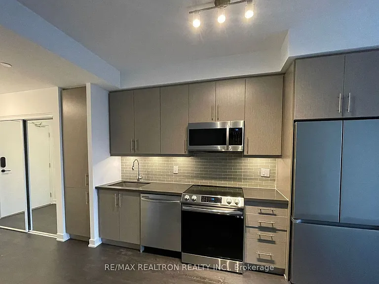 95 Oneida Cres #1106 — Photo 2