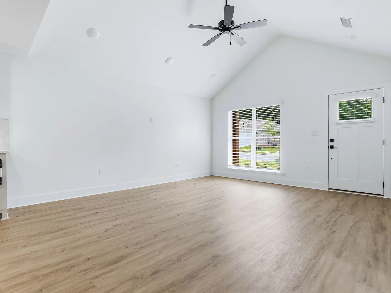 3 bed, 1300 sqft, $2,250 — Photo 2