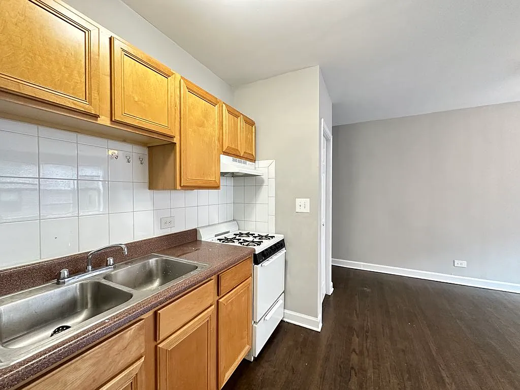Quality Studio, 1 Bath at Dakin + Fremont (Wrigleyville) — Photo 4