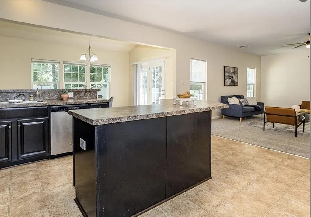4 bed, 2384 sqft, $2,890 — Photo 4