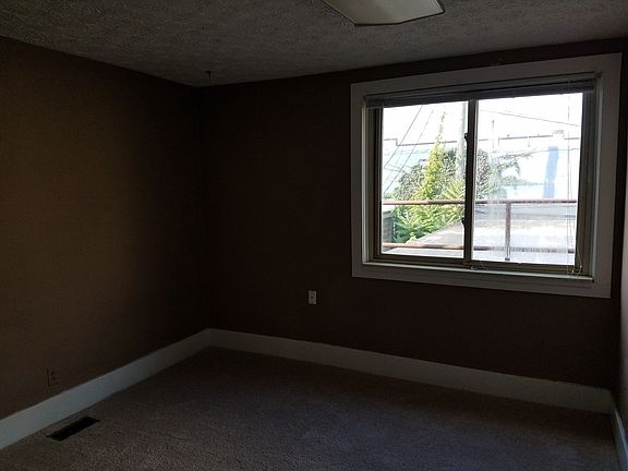 4th image of 117 W Grand River Ave