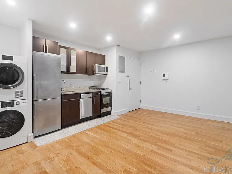 636 E 11th St #2G — Photo 3
