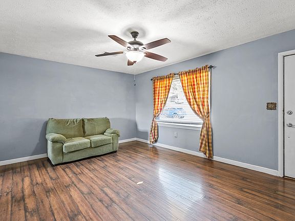 3rd image of 336 Ashgrove Dr