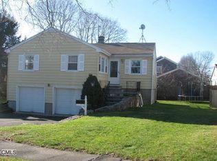 9 Heather Ln, Norwalk, CT 06851