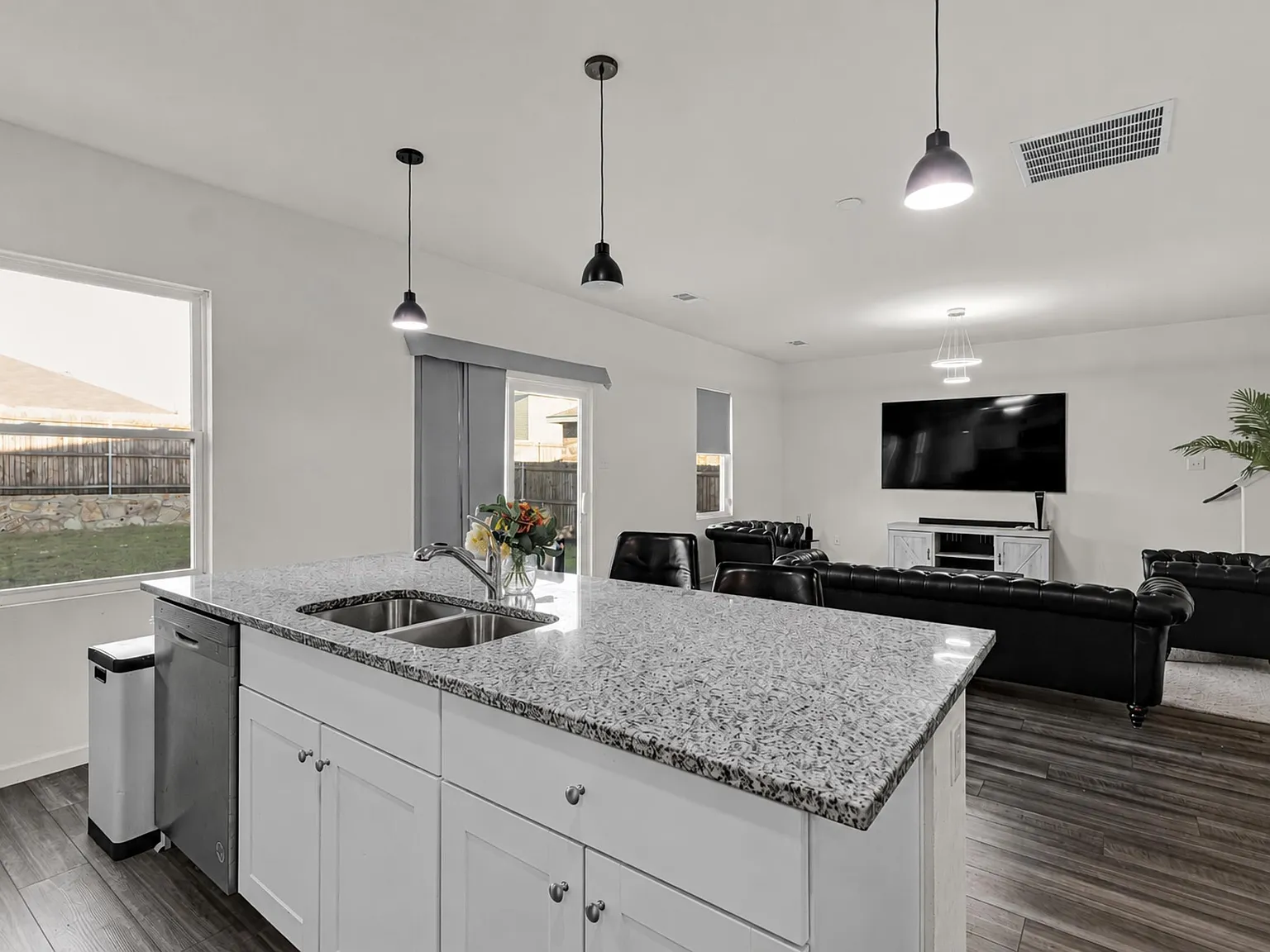 4 bed, 2095 sqft, $2,900 — Photo 1