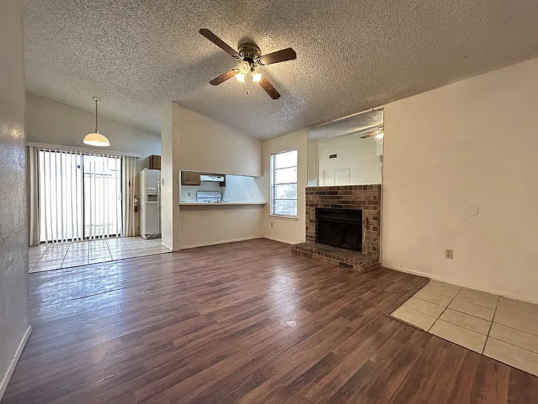 139 N Troy Ave #B — Photo 3