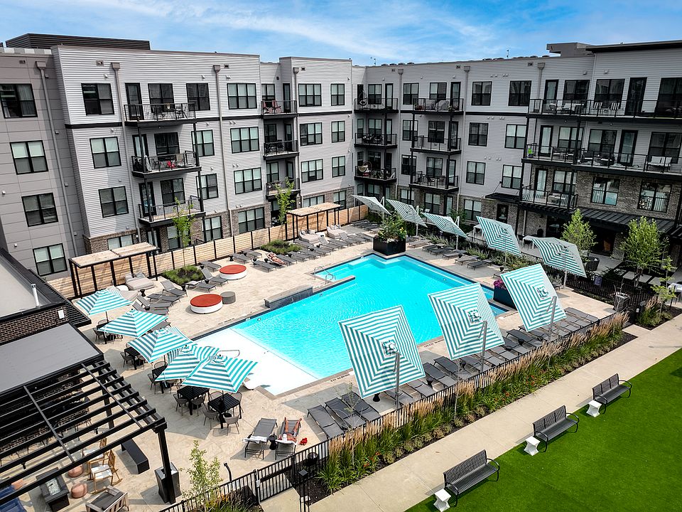 The Thomas Courtyard and Pool