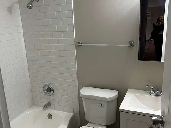 4th image of 2315 Saint James Ave #7B