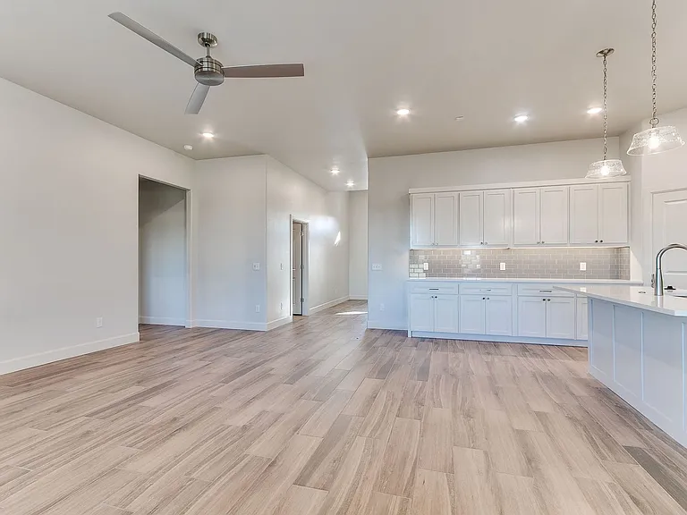 16025 Zamora Ln — Photo 18