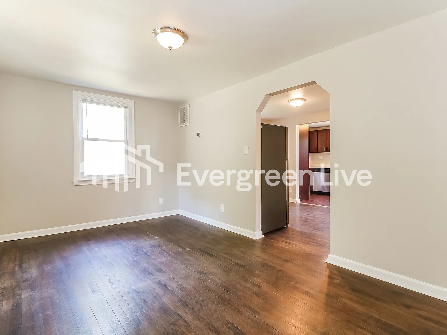 3 bed, 1.0 bath, 980 sqft, $1,950 — Photo 3