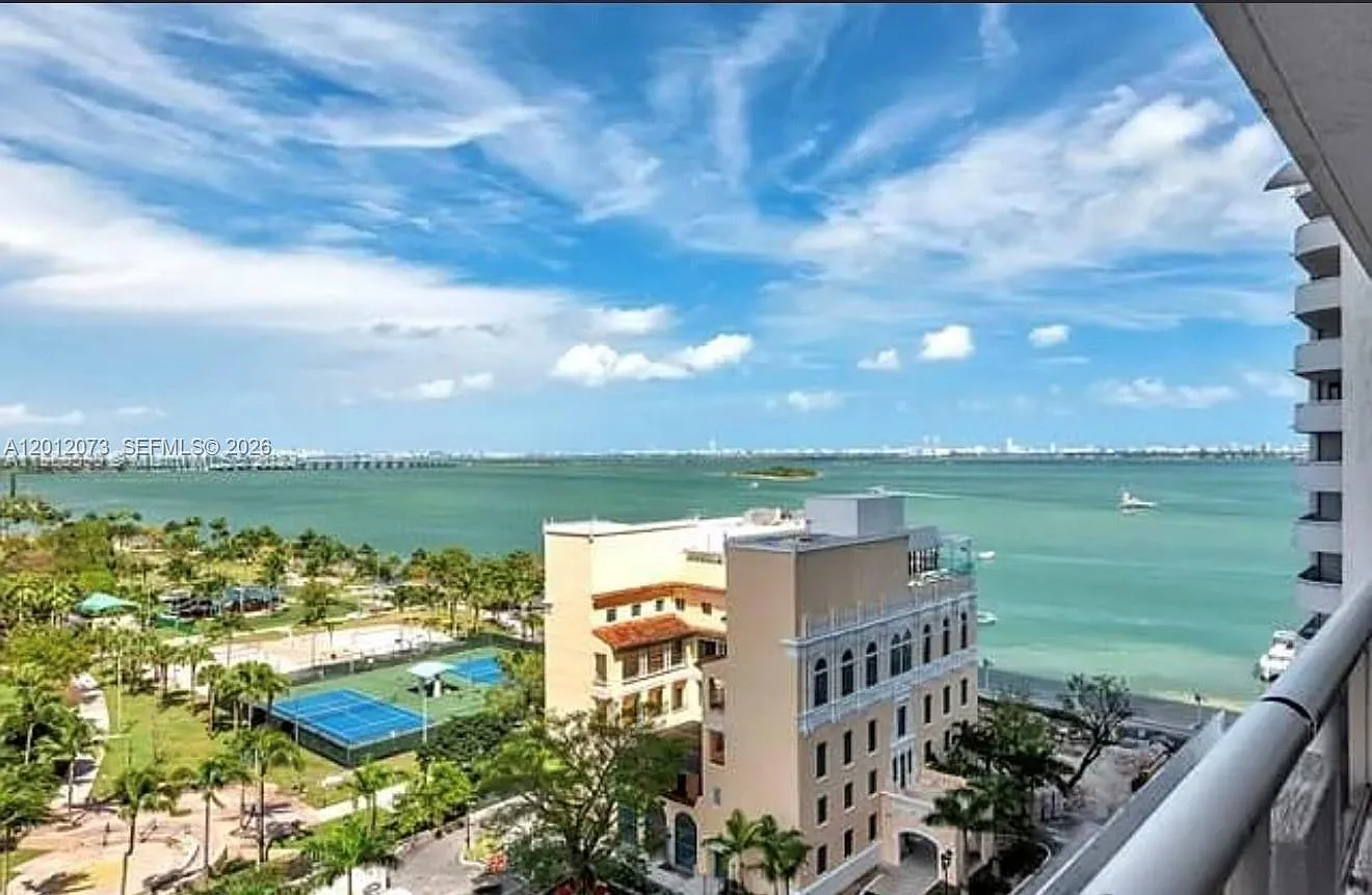 Venetia Condo — Photo 1
