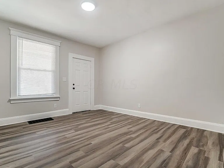 294 Dakota Ave — Photo 3