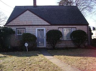 14 Oxford St, Roslyn Heights, NY 11577