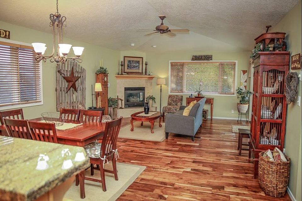 2nd image of 463 Woodland Ct