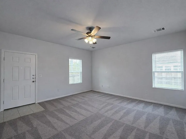 511 Pulitzer Dr — Photo 3