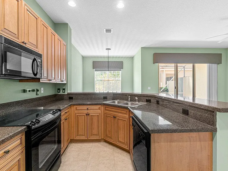 526 Commons Dr — Photo 7