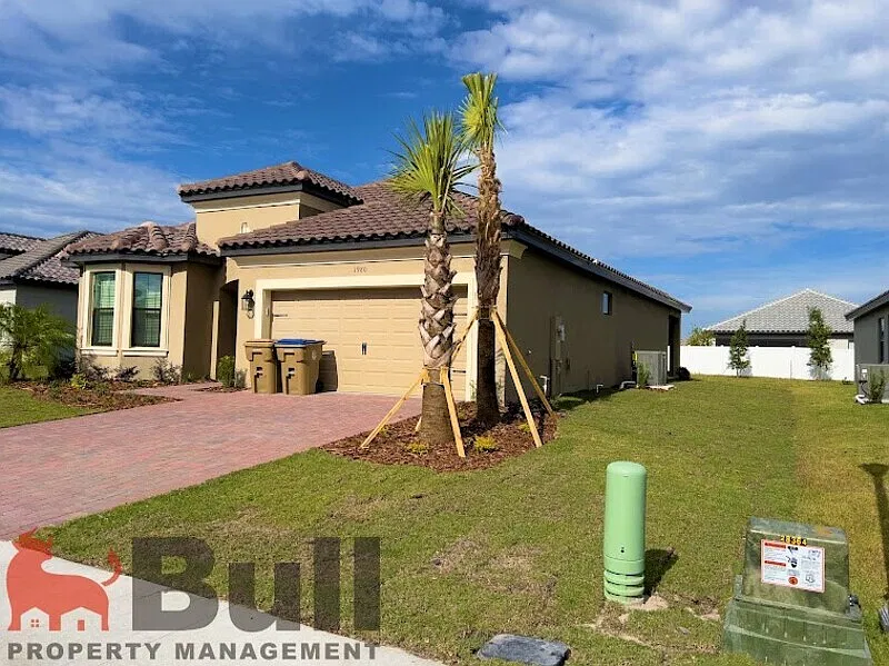 3 bed, 2.0 bath, 1800 sqft, $2,200 — Photo 2