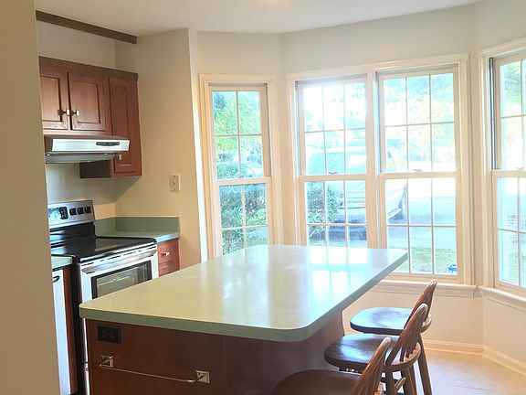 3rd image of 917 Orchard Hill Dr