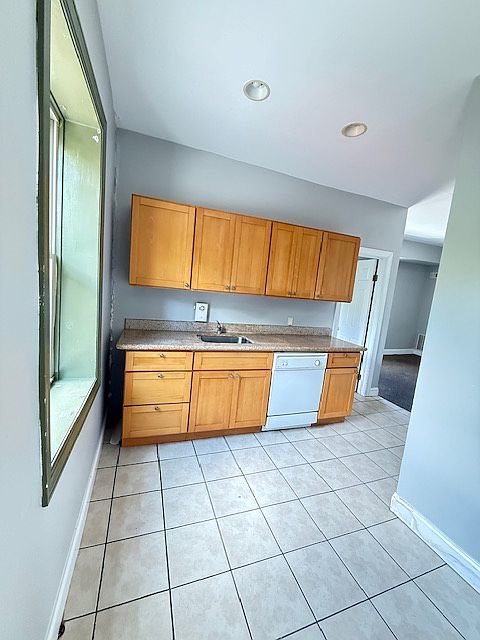 Kitchen -16' x 7'