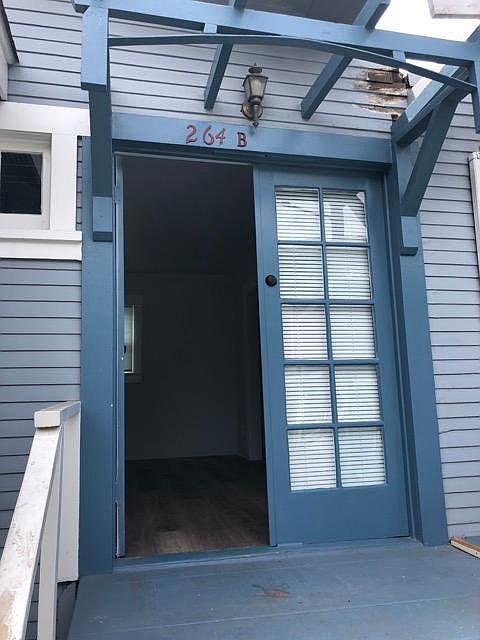 Charming rear studio located in Bluff Heights. Quiet, owner occupied triplex just blocks from the beach. This rear unit has been completely remodeled and features a spacious kitchen with new countertops, cabinets, sink and new stainless steel appliances i