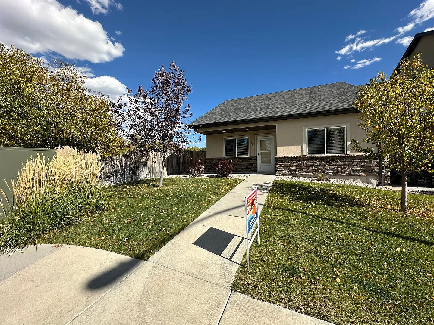 2 Bedroom, 2 Bathroom Townhouse With 2 Car Attached Garage — Photo 3