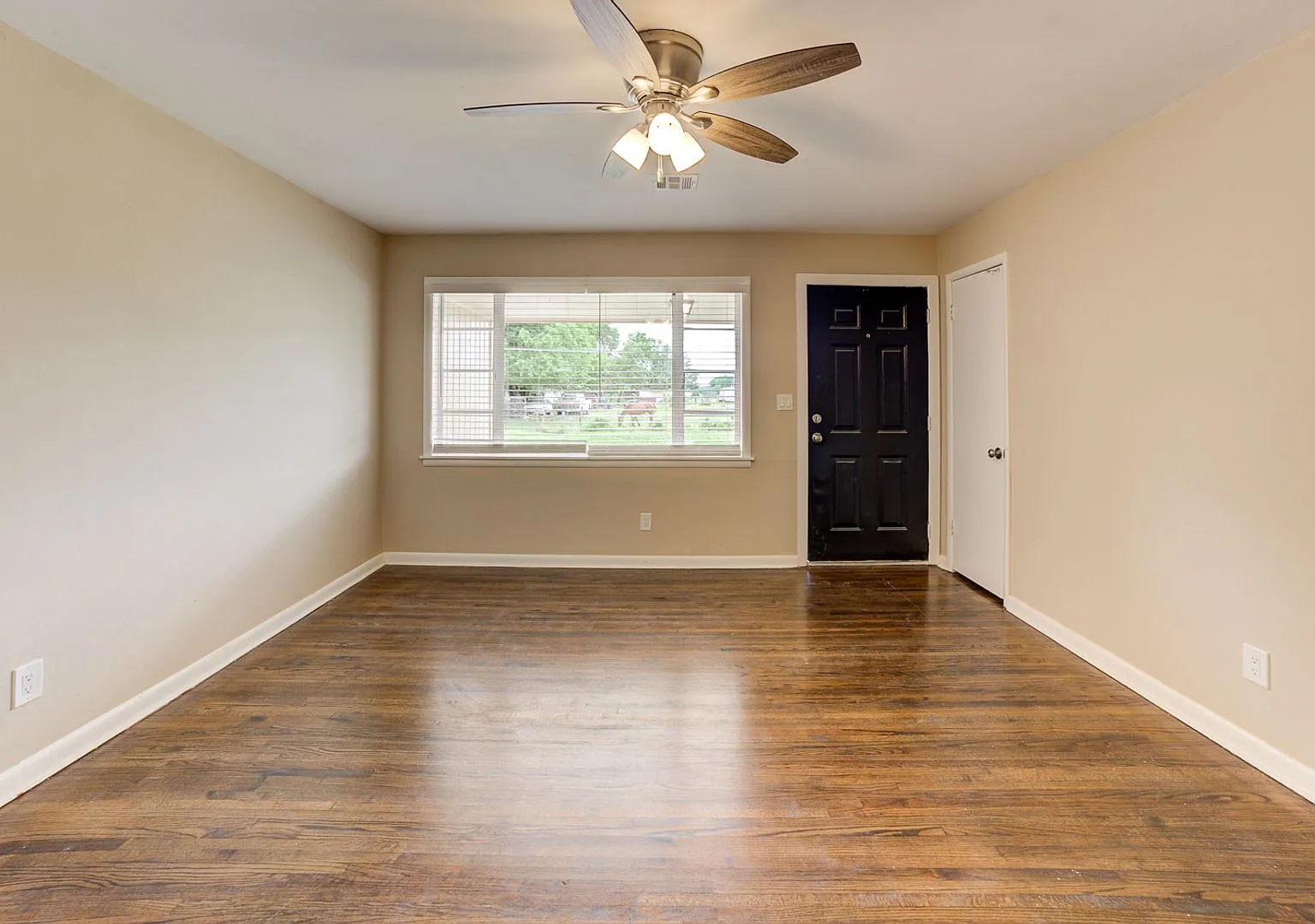 Recently Remodeled 3 Bed 1 Bath! — Photo 3