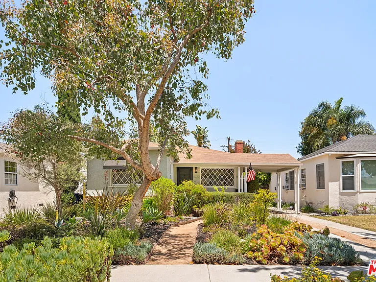 8020 Regis Way — Photo 1