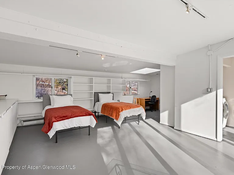 328 Oak Ridge Rd — Photo 32