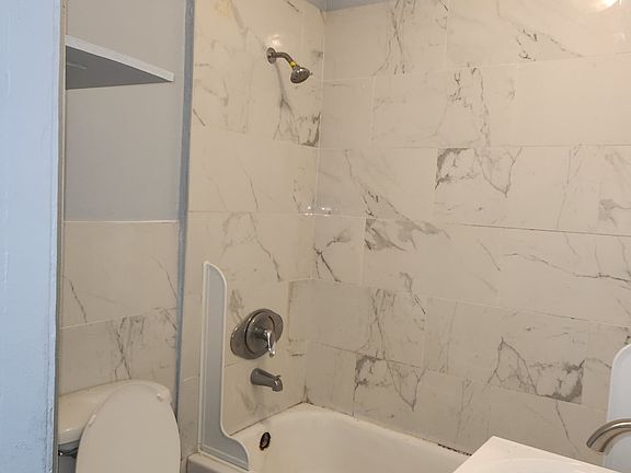 4th image of 118 S Essex Ave #2R