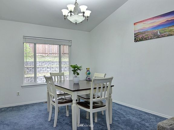 dinning room with vaulted ceiling >